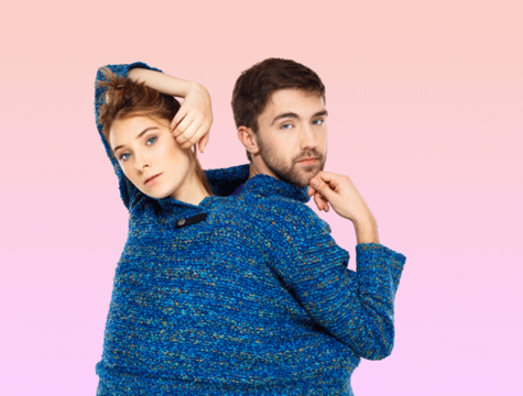 jeune-beau-couple-dans-pull-tricot-bleu-posant-souriant-s-amusant-rose-clair