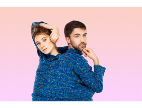 jeune-beau-couple-dans-pull-tricot-bleu-posant-souriant-s-amusant-rose-clair